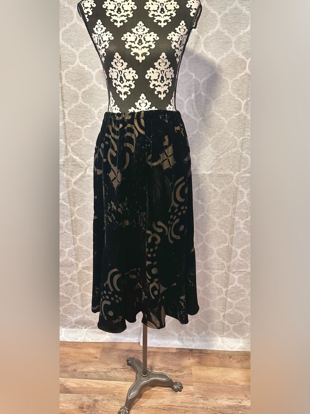 Vintage Chico’s Devore Velvet Midi Skirt with Abstract Gold Pattern size 1 8/10